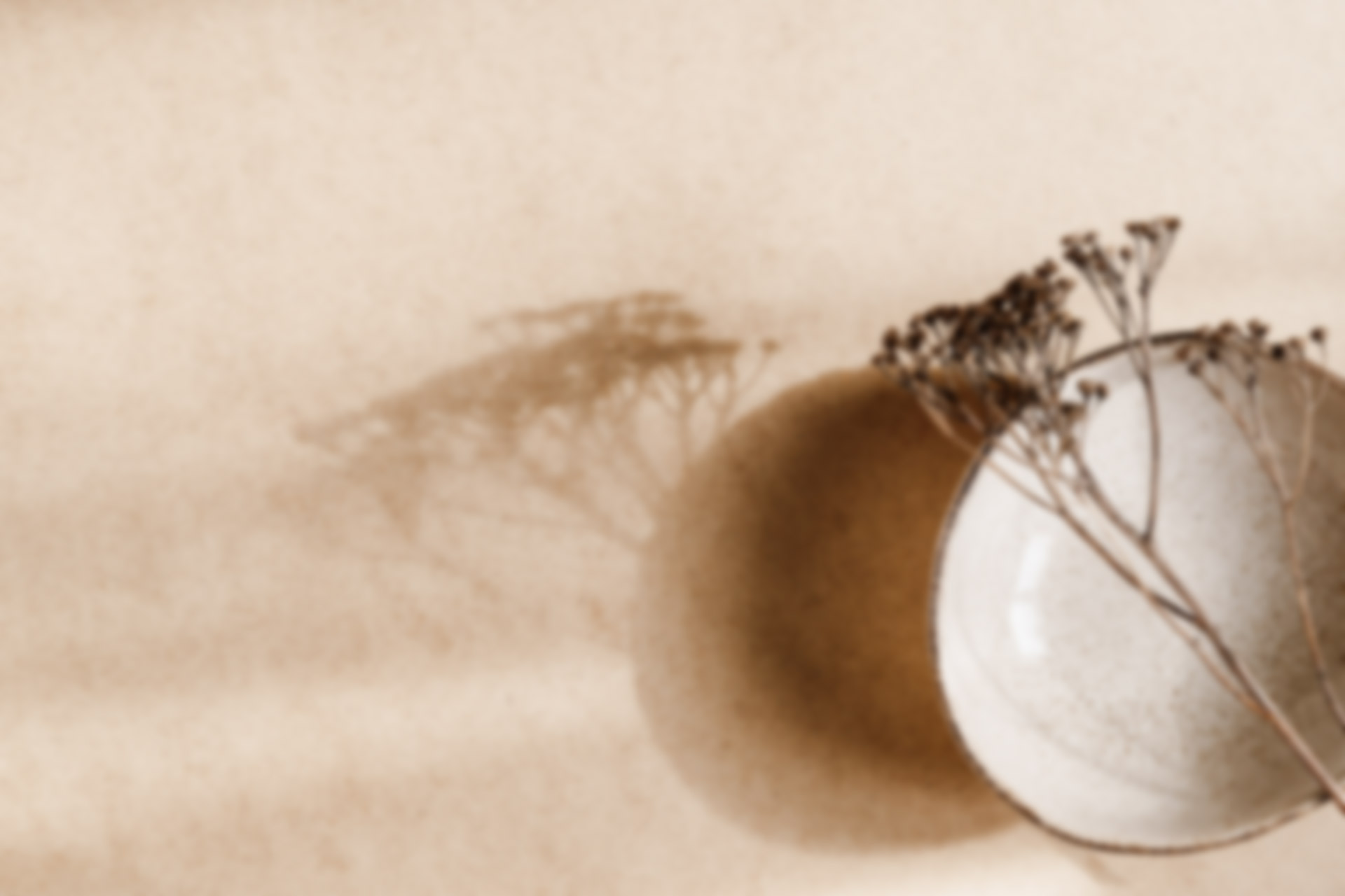 ベージュのお皿に花